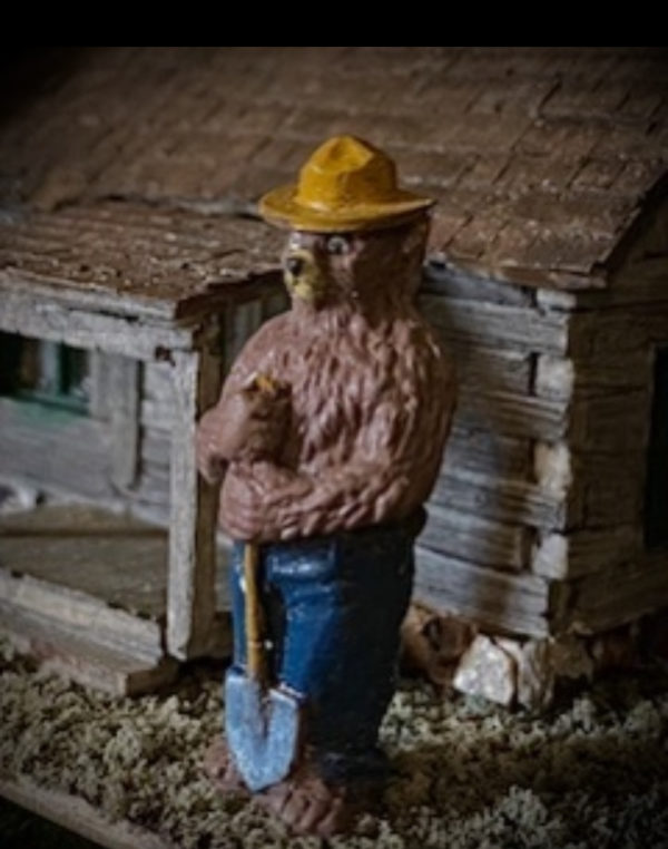 SMKY02 Smokey Bear with cabin scene - Image 7