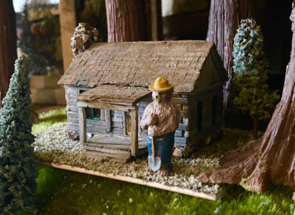 SMKY02 Smokey Bear with cabin scene - Image 6